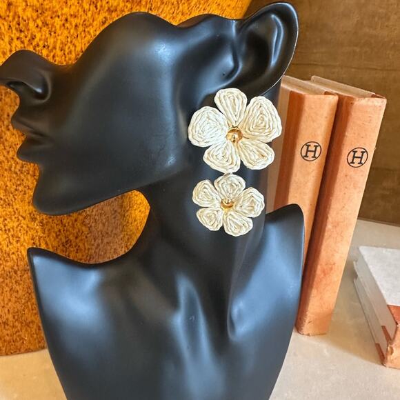 Classic Vintage Cream Floral Earring- boho top quality chic for any occasion - Picture 1 of 5